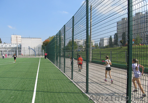 современные заборы для спортивных площадок